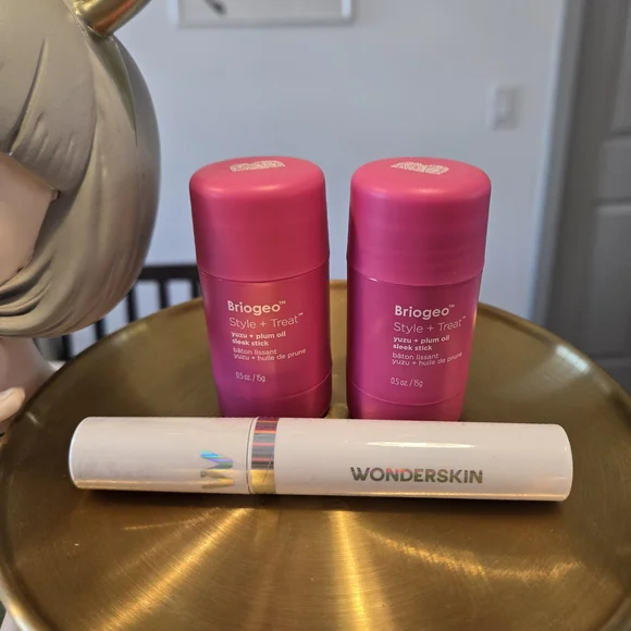 Wonderskin Pink Lipstick — Lightweight Cream Finish - Picture 2 of 3